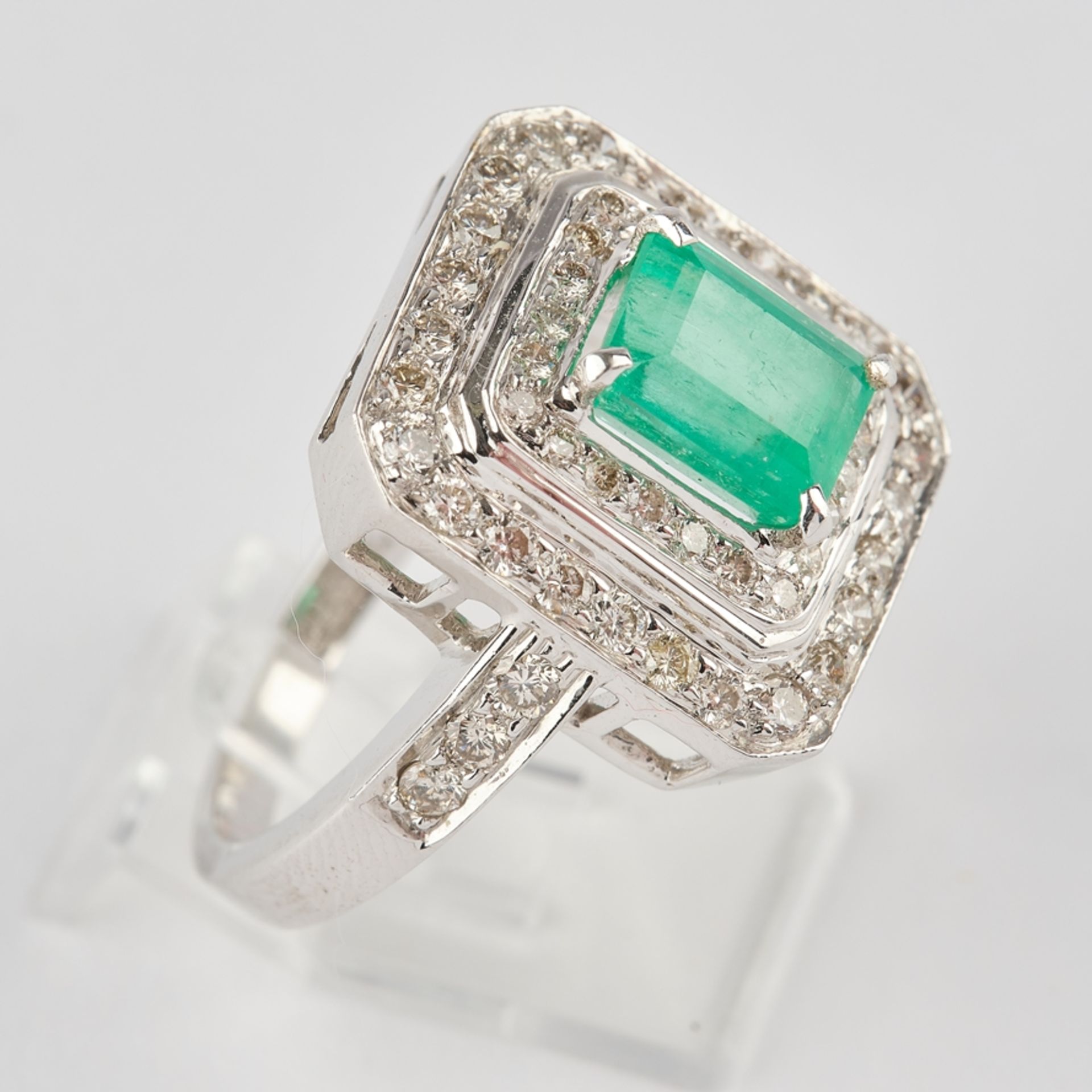 Ring, Art Deco-Stil, WG 750, Smaragd ca. 1.76 ct., Brillanten zus. ca. 1.02 ct. - Bild 2 aus 3