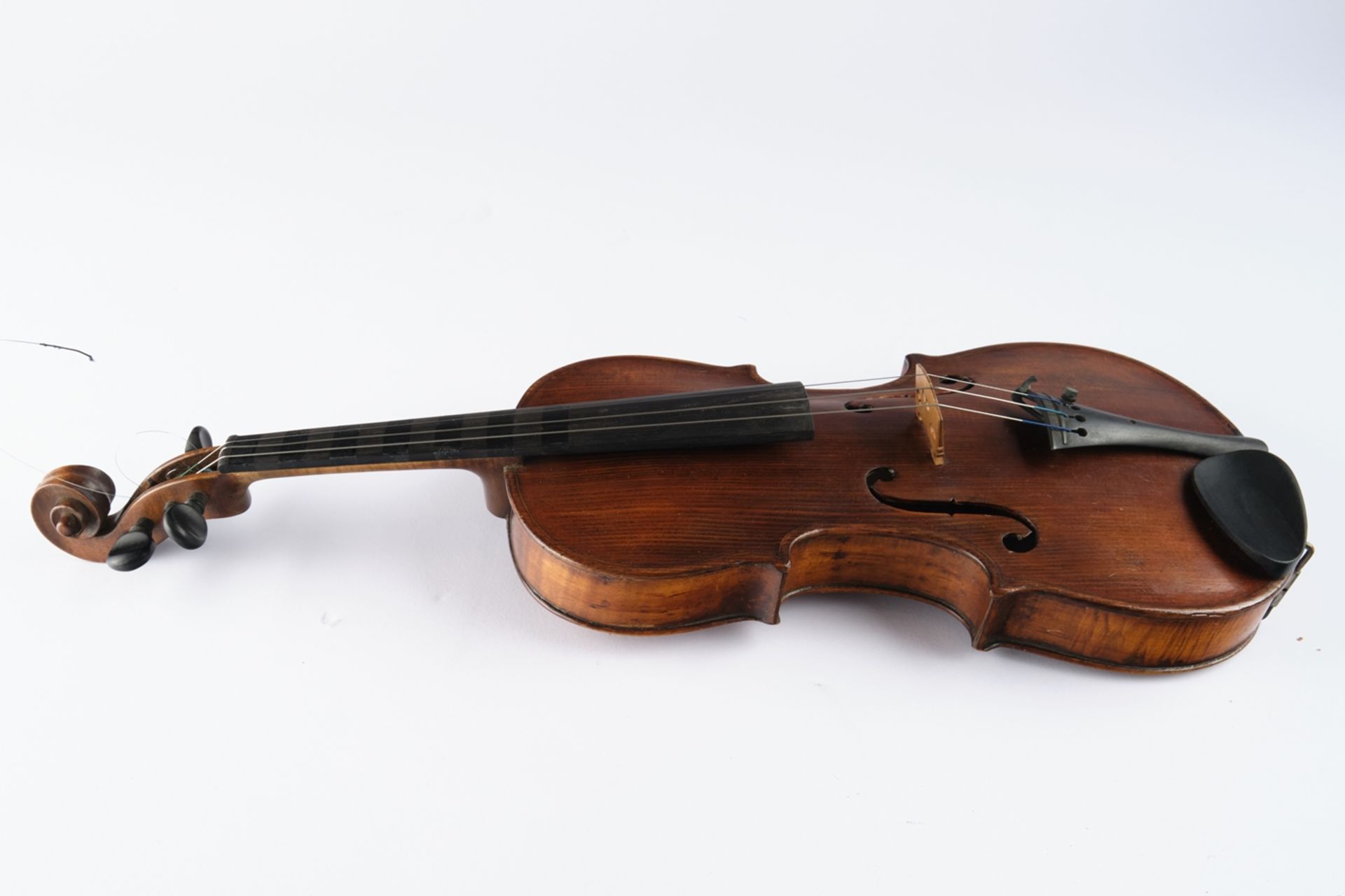 Violine, mit Bogen und Koffer, Länge 60 cm, Alters- und Gebrauchsspuren, eine Saite lose - Bild 3 aus 7