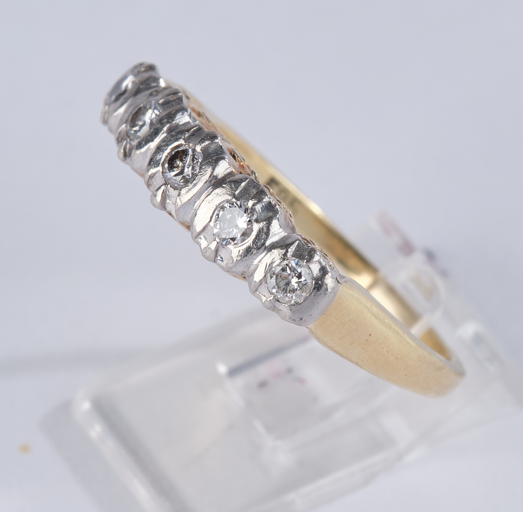 Ring, GG 585, Brückenring mit 5 kleinen Brillanten, in WG-Fassung, je 0.04 ct., zus. ca. 0.20 ct.,