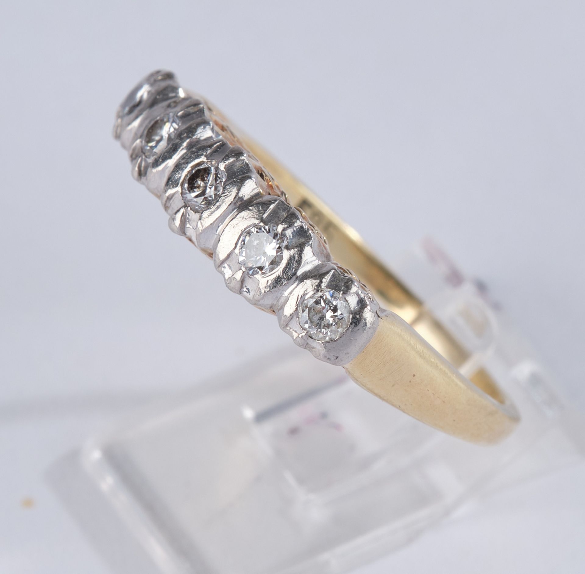 Ring, GG 585, Brückenring mit 5 kleinen Brillanten, in WG-Fassung, je 0.04 ct., zus. ca. 0.20 ct., 