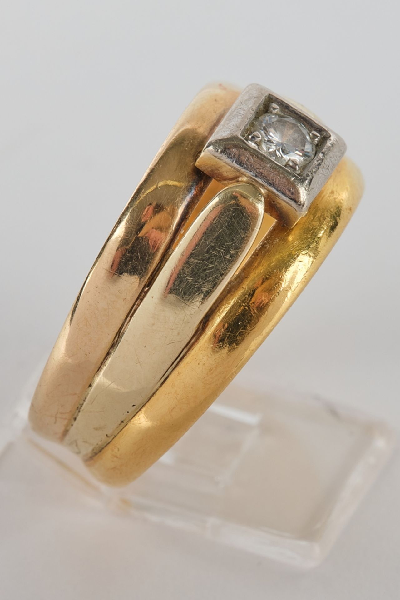 Ring, tricolor, WG/GG/RG 750, nicht gestempelt, 1 zentraler Brillant ca. 0.08 ct., 6.8 g, RM 21 - Bild 2 aus 3