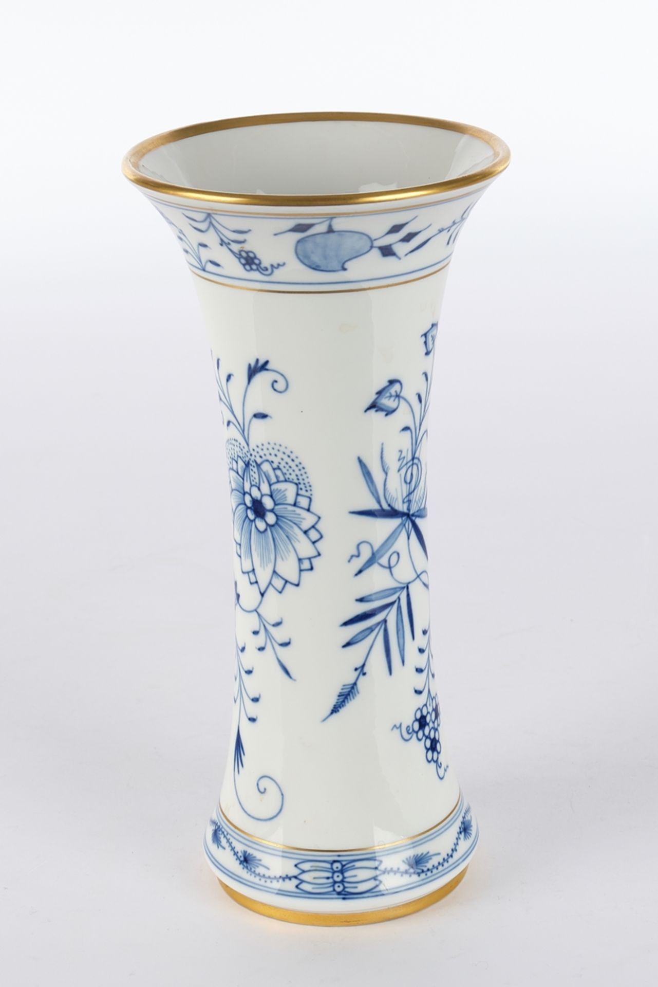 Vase, Meissen, Schwertermarke, 1. Wahl, Zwiebelmuster, Goldrand, konische, schlanke Form, 25.3 cm h - Image 2 of 3