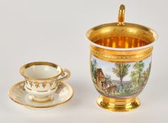 Bildtasse, Miniaturtasse mit Untertasse, 19. Jh., Bildtasse mit Hirsch vor Zaun, polychrom und gold