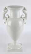 Vase, KPM Berlin, französische Form, mit Greifenhenkeln, Weißporzellan, 44 cm hoch, eine Sockelecke