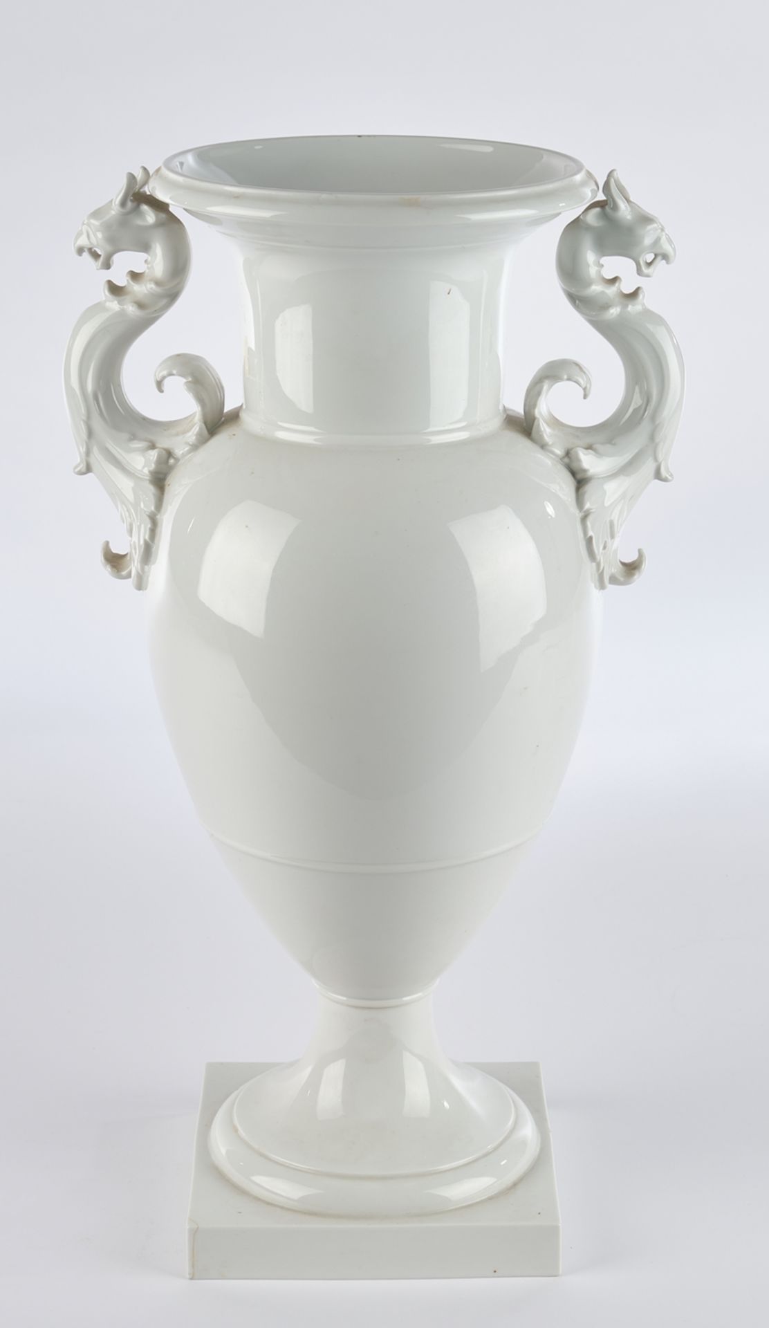 Vase, KPM Berlin, französische Form, mit Greifenhenkeln, Weißporzellan, 44 cm hoch, eine Sockelecke