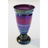 Fußvase, Jugendstil, 1920er Jahre, Glas, violett und grün irisierend, 21.4 cm hoch, Mündung beschli