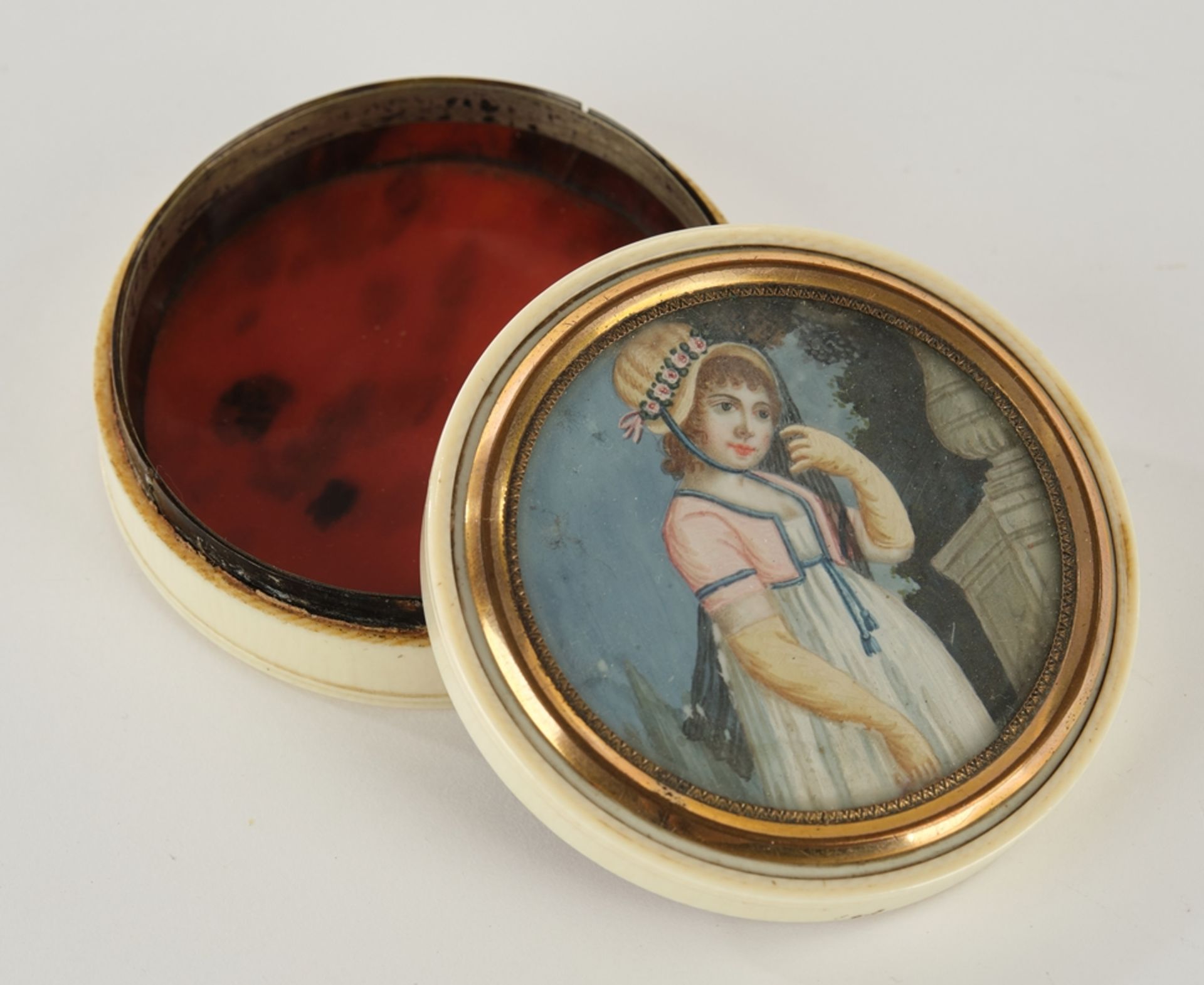 Dose mit Miniaturporträt, "Mädchen mit Hut", Frankreich, um 1800-1825, Elfenbein, Gouache hinter Gl - Bild 2 aus 3