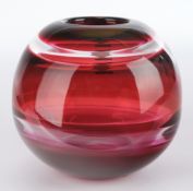 Virgilio, Sarner Cristal, Schweiz, Vase, Studioglas, Unikat, kugelige Form, rot, farblose Bänder, a