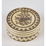 Schnupftabakdose, Frankreich, um 1770-1800, Elfenbein, eingravierte Musikalien sowie Blattwerk zwis