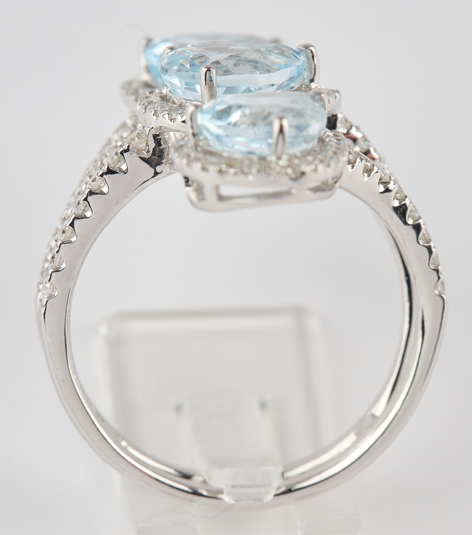 Ring, WG 750, 3 Topase zus. ca. 2.80 ct., Brillanten zus. ca. 0.65 ct., RM 16 - Image 4 of 4