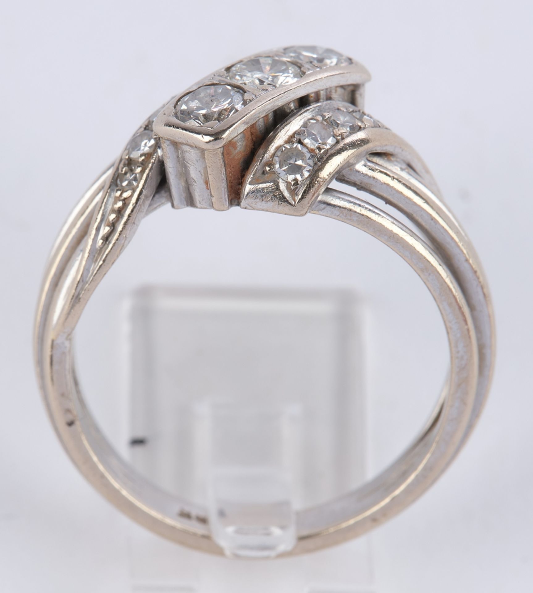 Ring, WG 585, 3 Brillanten, 12 kleine Brillanten, zus. ca. 0.30 ct., 7 g, RM 17 - Bild 3 aus 3