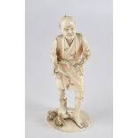 Okimono, "Figur eines Bauern", Japan, Meiji, 1868-1912, Elfenbein, geschnitzt, am Boden umseitig ro