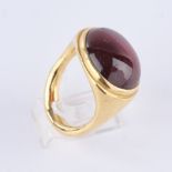 Ring, GG 750, ovaler Almandin-(Granat-)-Cabochon ca. 15 ct., 20.7 g, RM 15