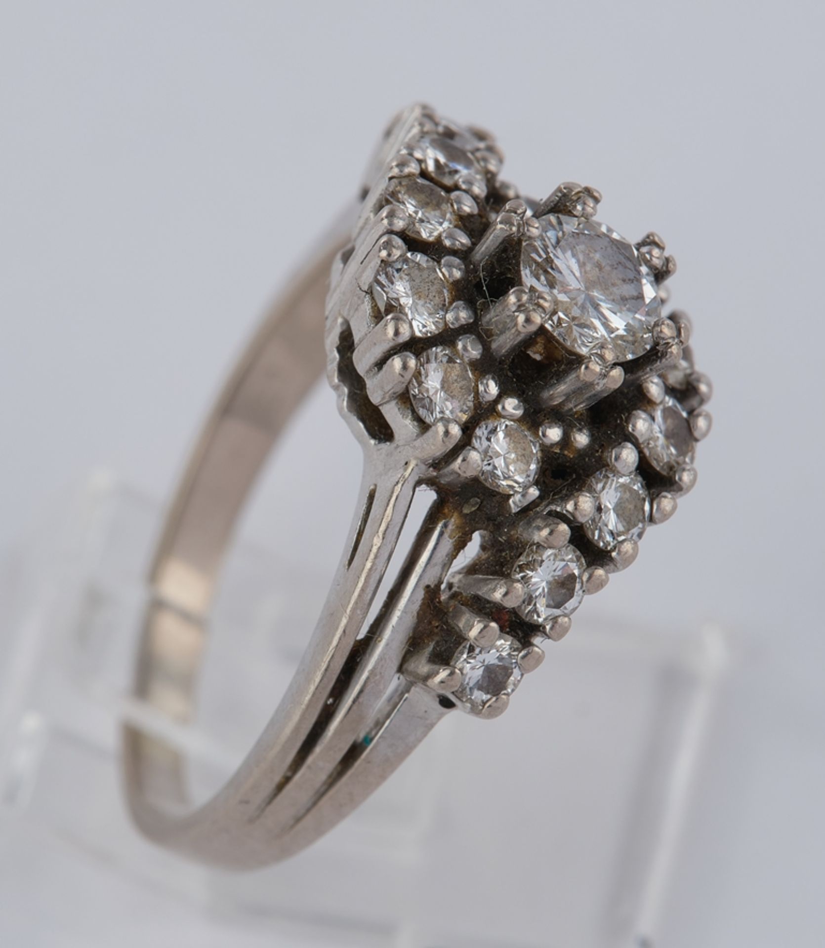 Ring, WG 585, 1 Vollschliff-Brillant ca. 0.35 ct., 14 Besatzbrillanten zus. ca. 0.56 ct., RM 53 - Image 2 of 3