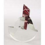 Mares, Jan, "Labil", Glasobjekt, als Segelschiff gestaltet, farbloses Kristallglas mit braunroter S