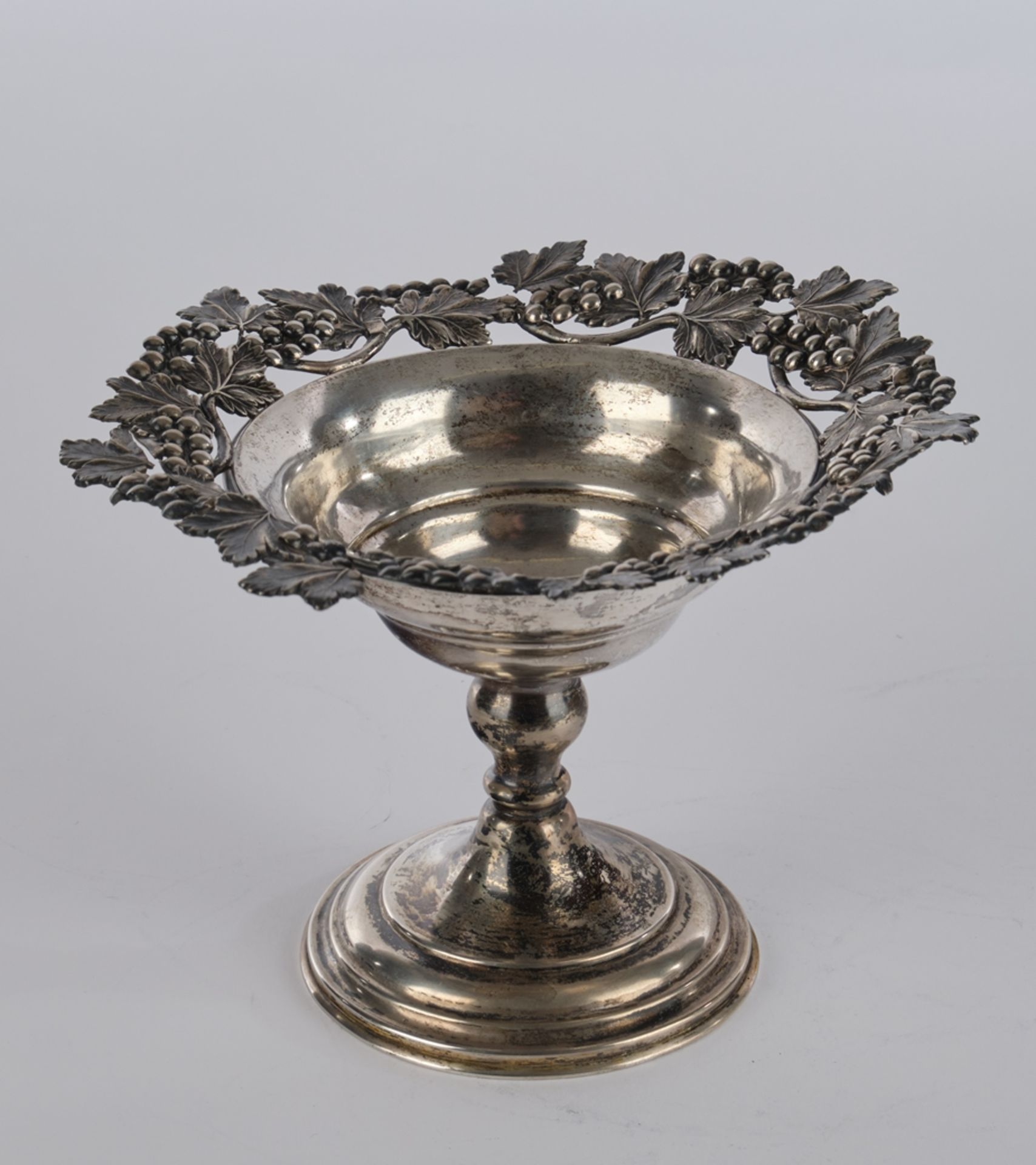 Fußschale, Silber 13-lötig, Wien, 19. Jh., Rand mit Weinlaub, 13 cm hoch, ø 17 cm, ca. 142 g, Repa