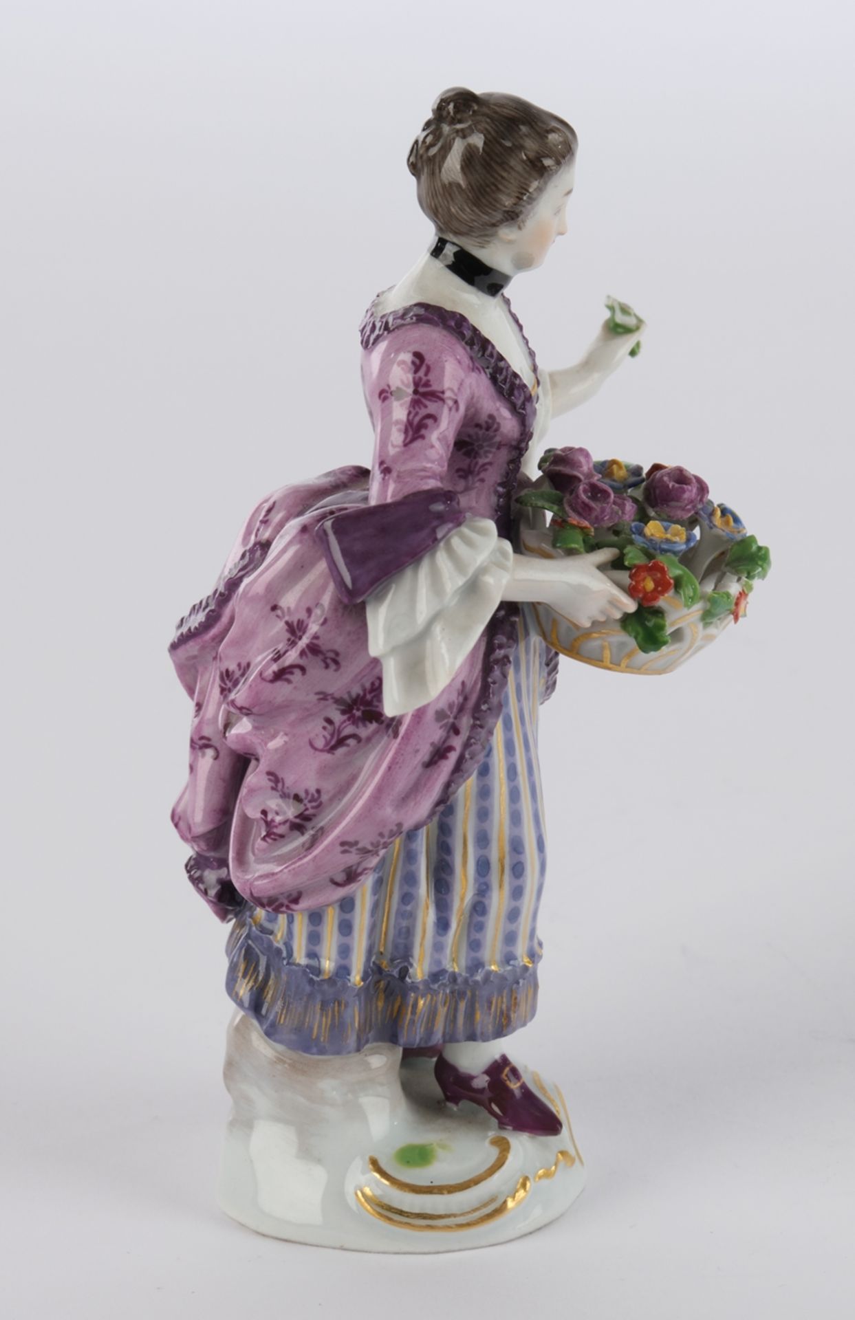 Porzellanfigur, "Blumenverkäuferin", Meissen, Schwertermarke, 1850-1924, 1. Wahl, Modellnummer 28,  - Bild 4 aus 5