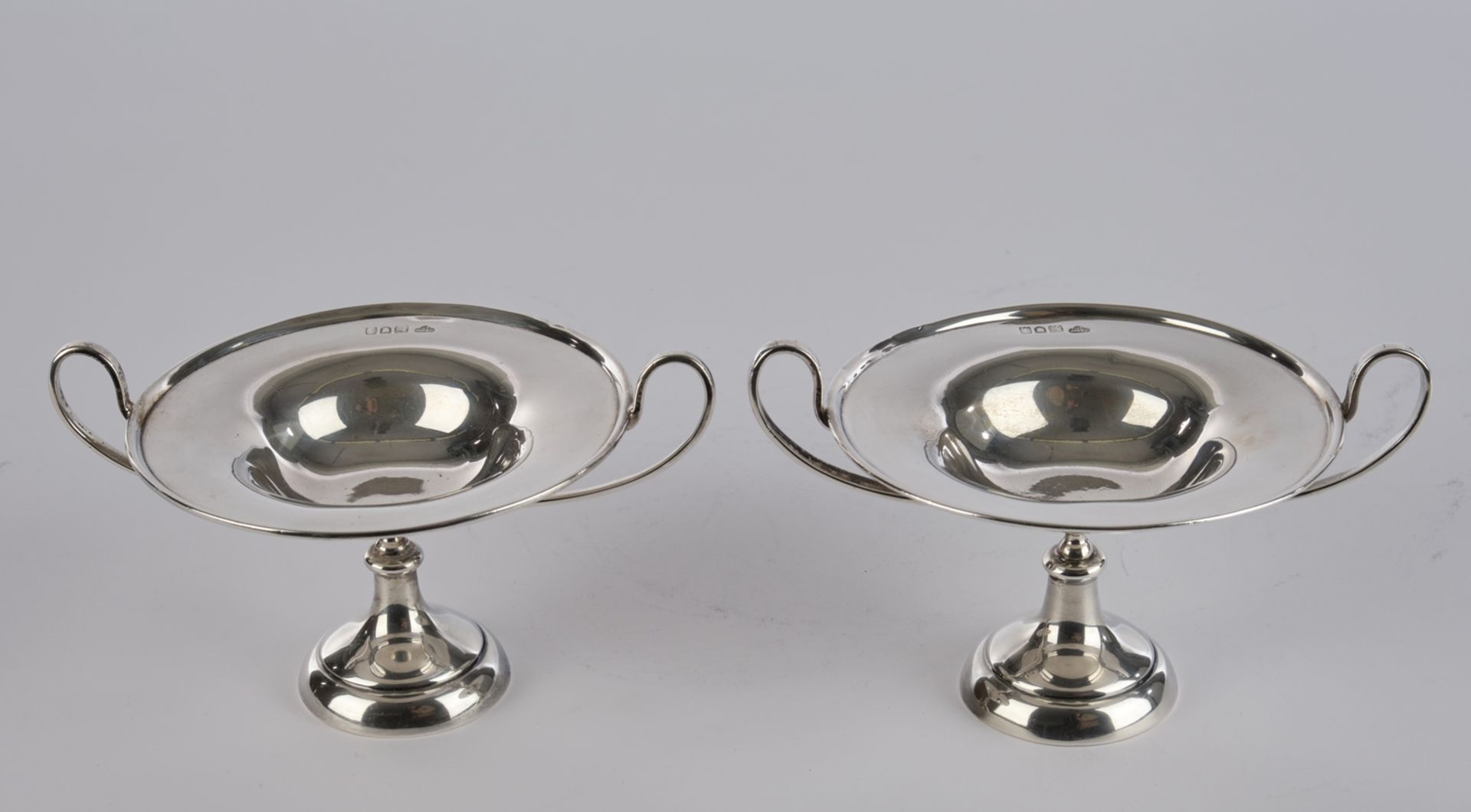 Paar Fußschalen, Silber 925, London, 1906, Goldsmiths & Silversmiths Company, gemuldete Kuppa auf S