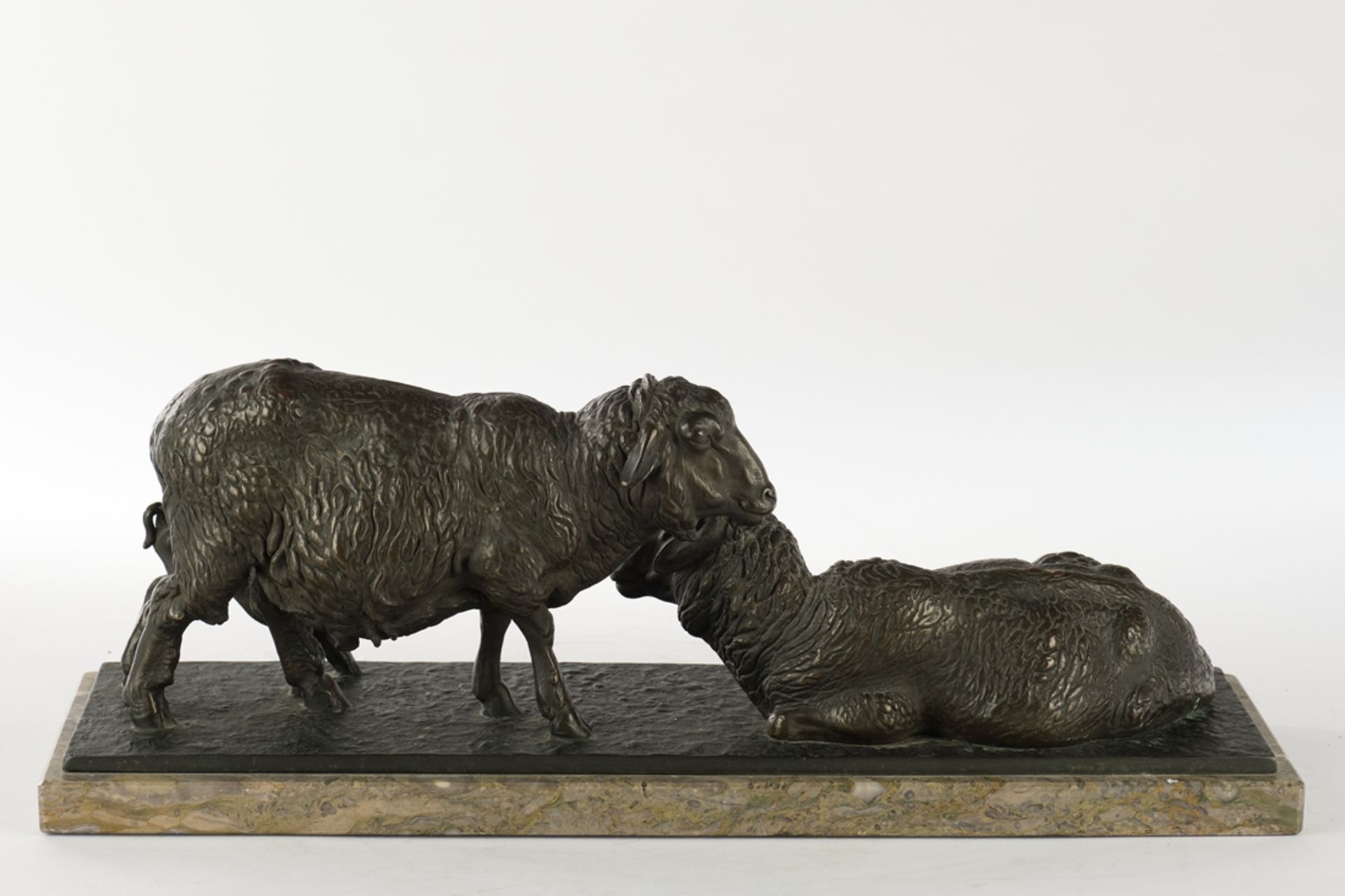 Bronze, "Zwei Schafe mit Lamm", H. 20 cm (inkl. Marmorsockel)