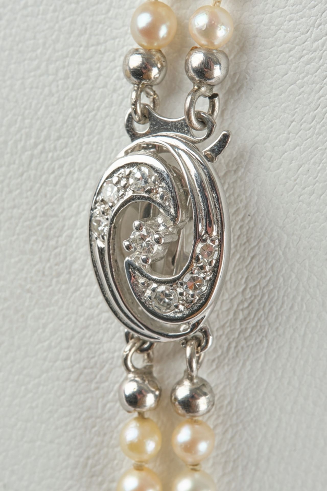 Perlenkette, zweireihig, im Verlauf, Verschluss WG 585, 7 kleine Diamantsplitter, 46 cm lang - Bild 3 aus 3