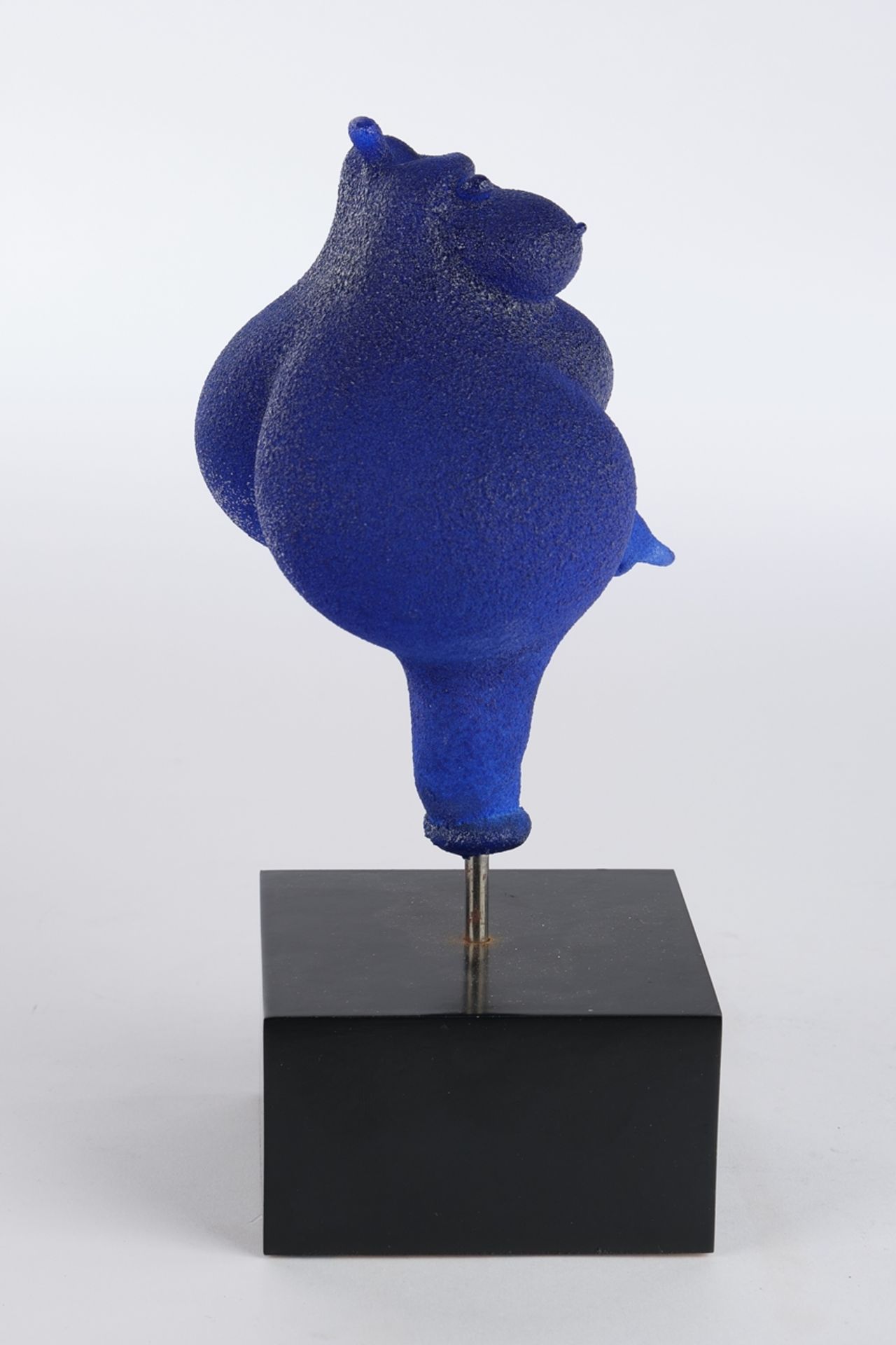 Engman, Kjell, Kosta Boda, "Blue People", Glasskulptur, blau, weiblicher Torso, an Metallstange auf - Image 2 of 5