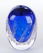 Studioglashyttan, "Stone Galaxy", Glasobjekt, ovoide Form, eingeschmolzener blauer Kern und Kobaltb