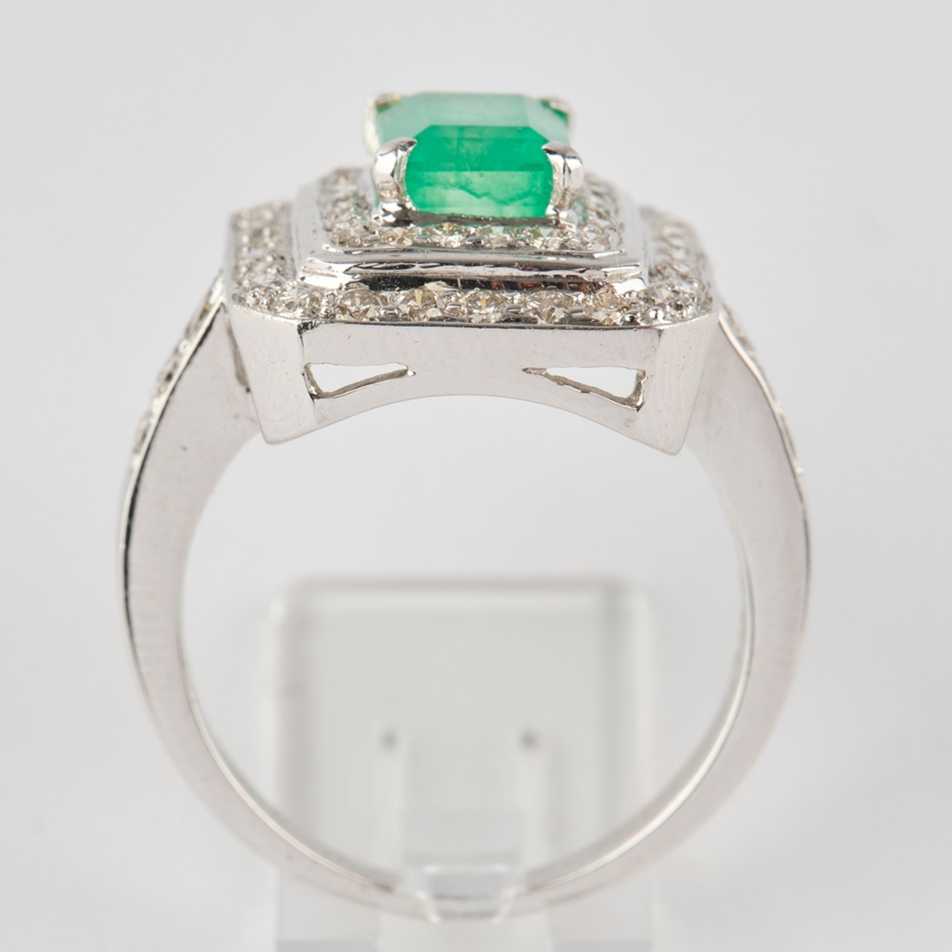 Ring, Art Deco-Stil, WG 750, Smaragd ca. 1.76 ct., Brillanten zus. ca. 1.02 ct. - Bild 3 aus 3