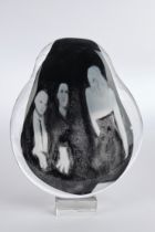 Metzger, Rainer, "Wölfe", Glasobjekt, Unikat, von 1999, ovalförmiges Gebilde in Graaltechnik auf St