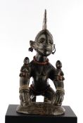Figur, weiblich, Yoruba, Nigeria, Afrika, Holz, dunkel patiniert, Mutterfigur kniend mit zwei Kinde