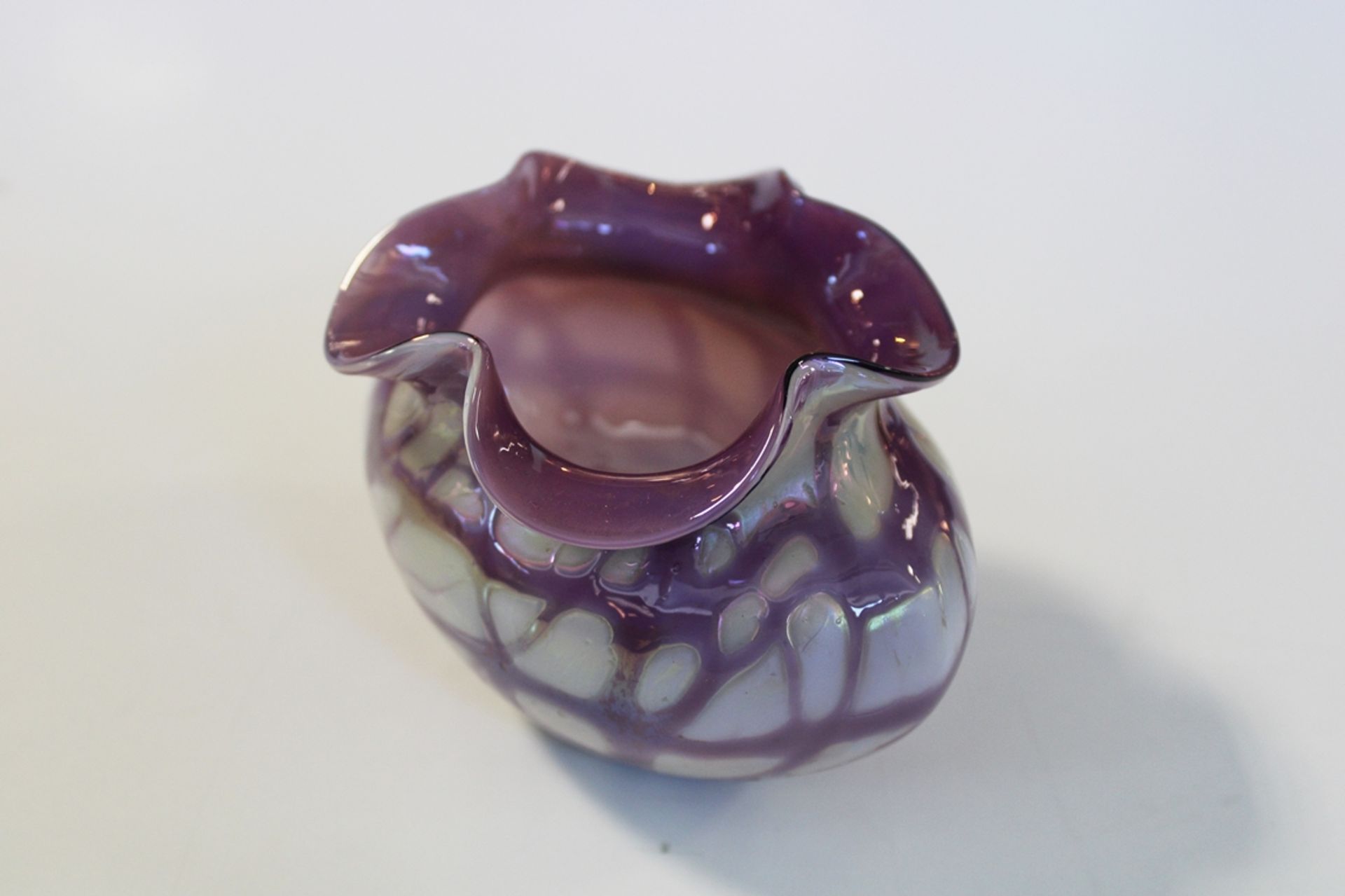 Vase, womöglich Loetz Klostermühle, Opalglas mit violetter Äderung im Pampas-Dekor, vierfach geknif - Bild 2 aus 3