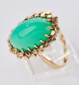 Ring, GG 585, Chrysopras-Cabochon ca. 10 ct., 9.5 g, RM 51