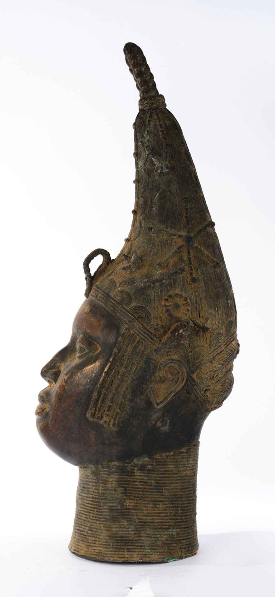 Bronzekopf, "Königin", Benin, Afrika, Bronze, patiniert, mit hohem Kopfschmuck, 68 cm hoch. - Bild 4 aus 4