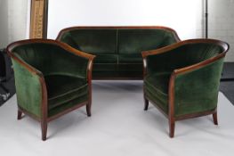 Sitzgarnitur im Stil des Biedermeier, wohl früheres 20. Jh., Mahagoni, ein Sofa und zwei Fauteuils,