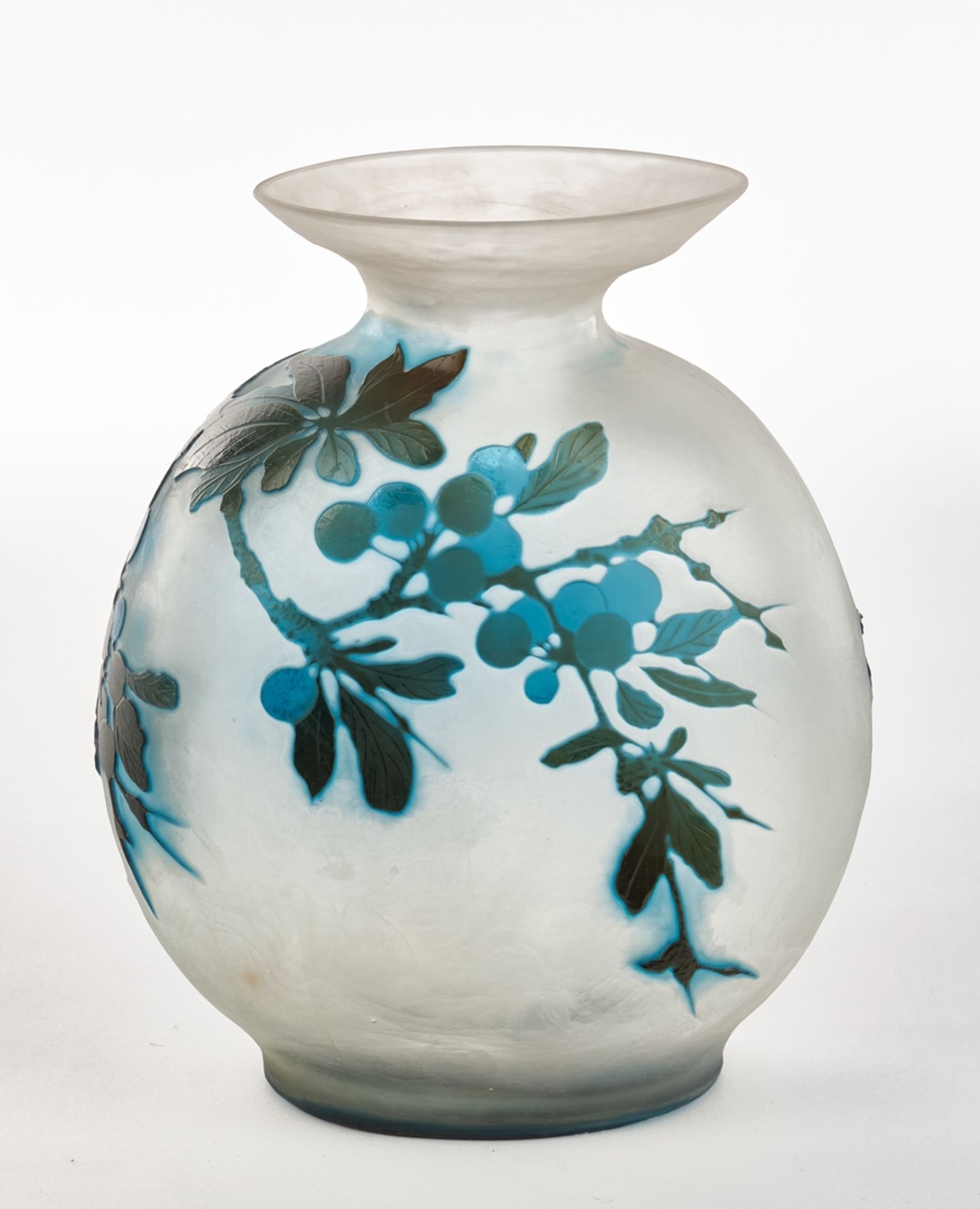 Vase, Emile Gallé, Nancy, um 1910, Glas, blauer Überfangdekor mit Schlehenzweigen, milchiger Fond m - Bild 2 aus 4