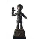 Figur, "Frau auf Korbsockel stehend", Benin, Afrika, Bronze, dunkel patiniert, 65 cm hoch.