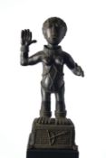 Figur, "Frau auf Korbsockel stehend", Benin, Afrika, Bronze, dunkel patiniert, 65 cm hoch.