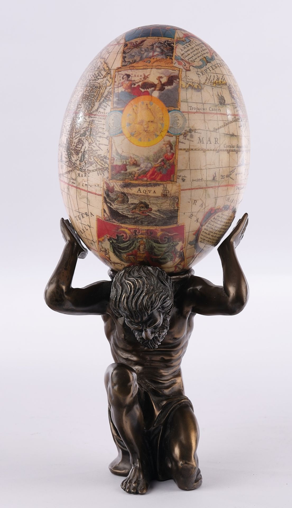 Atlasfigur mit Weltkugel, neuzeitlich, zweiteilig, wohl Straußenei mit farbigem Papierdruck, Figur 