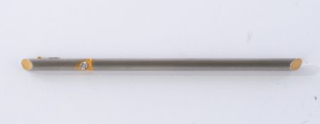 Moderne Stabbrosche, Platin 950/GG 750, 1 Brillant ca. 0,17 ct., etwa w/si, Länge ca. 10.7cm, 12.8 