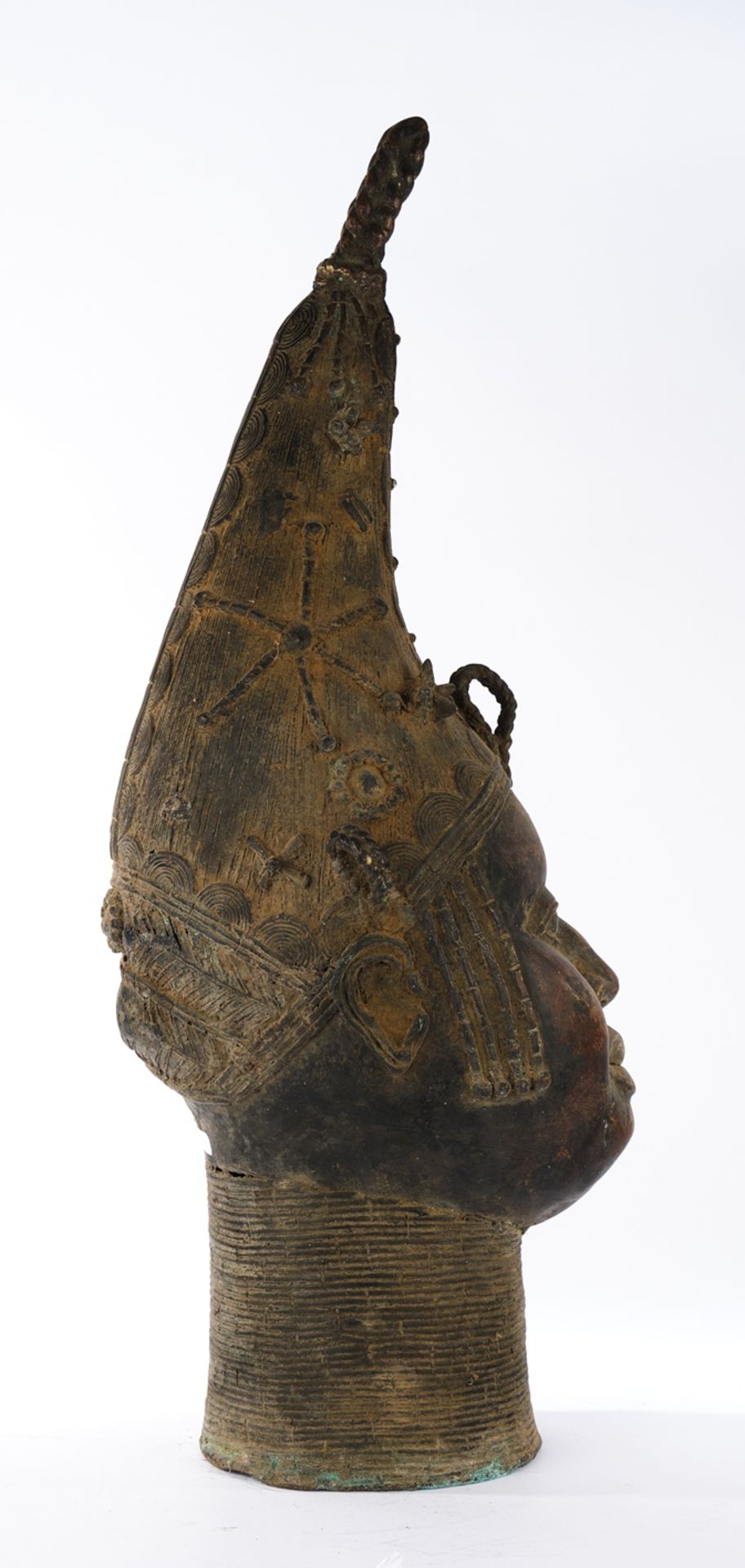 Bronzekopf, "Königin", Benin, Afrika, Bronze, patiniert, mit hohem Kopfschmuck, 68 cm hoch. - Bild 2 aus 4