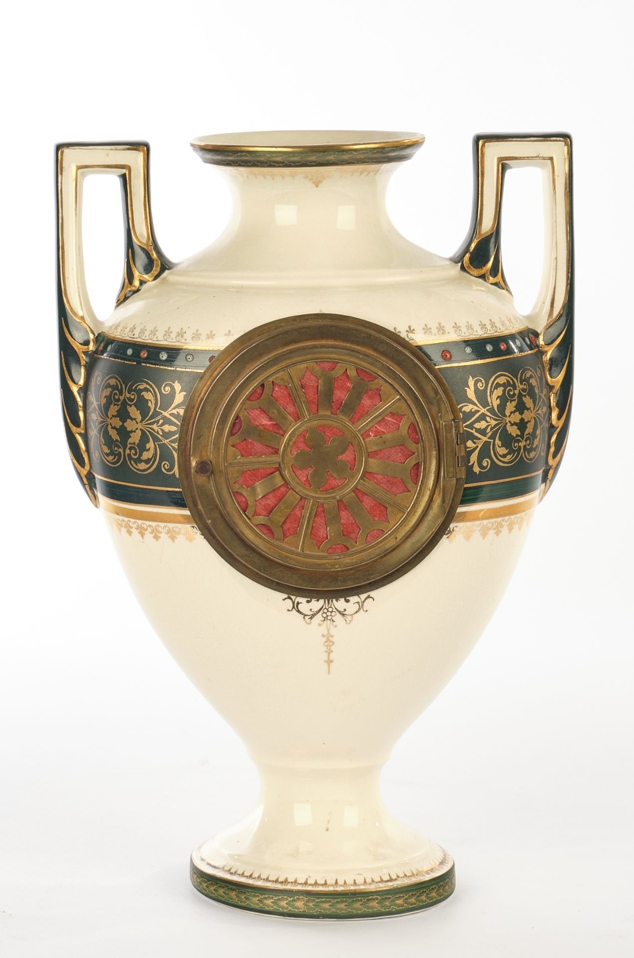 Vasenuhr, um 1880, Feinsteinzeug, polychrom und goldstaffiert, Vasenform mit zwei Henkeln, crèmefar - Image 4 of 4