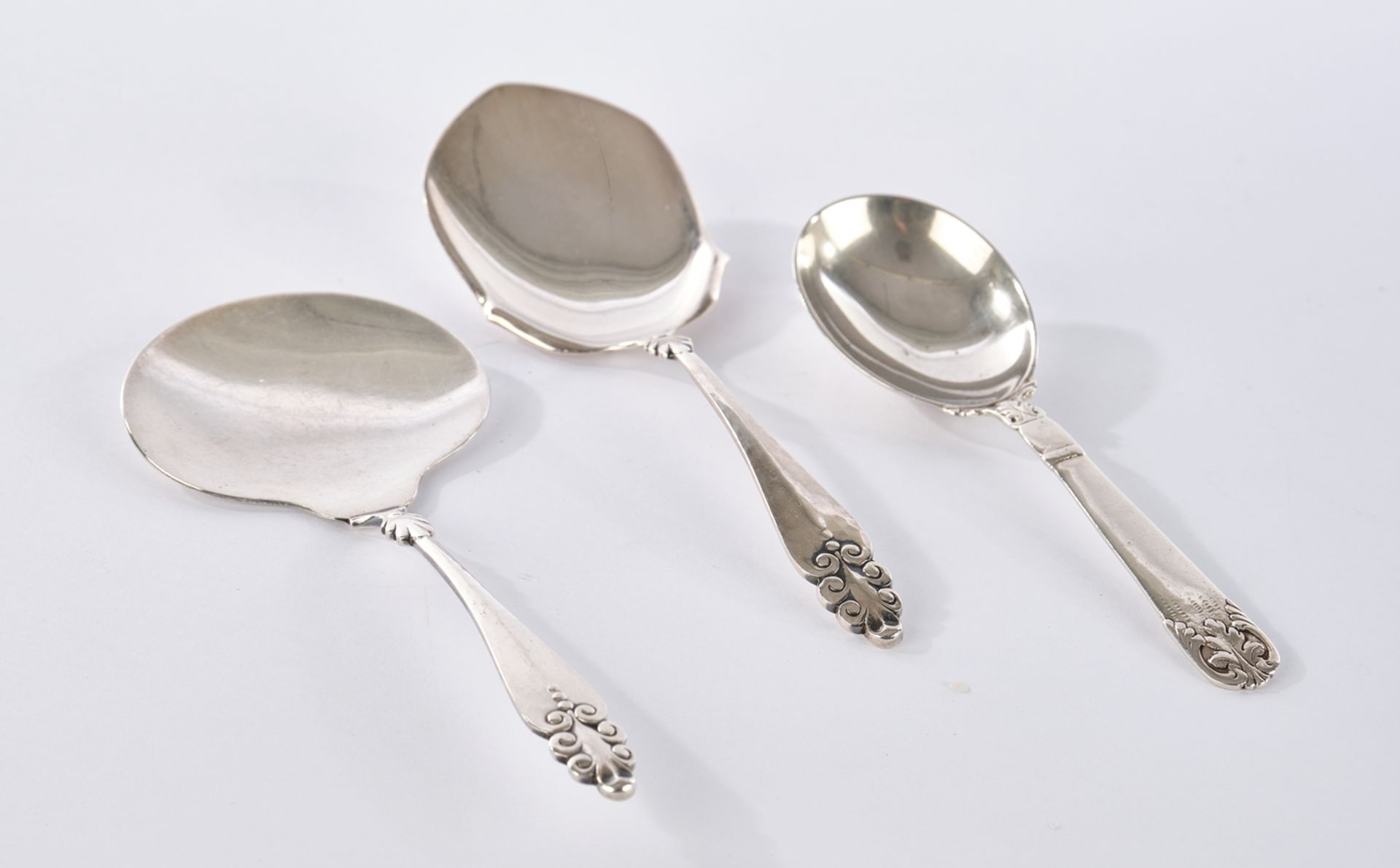 Konvolut 3 Vorlegeteile, Silber 800, deutsch, 2x Wilkens, diverse Rankendekore, ca. 14-16.5 cm hoch