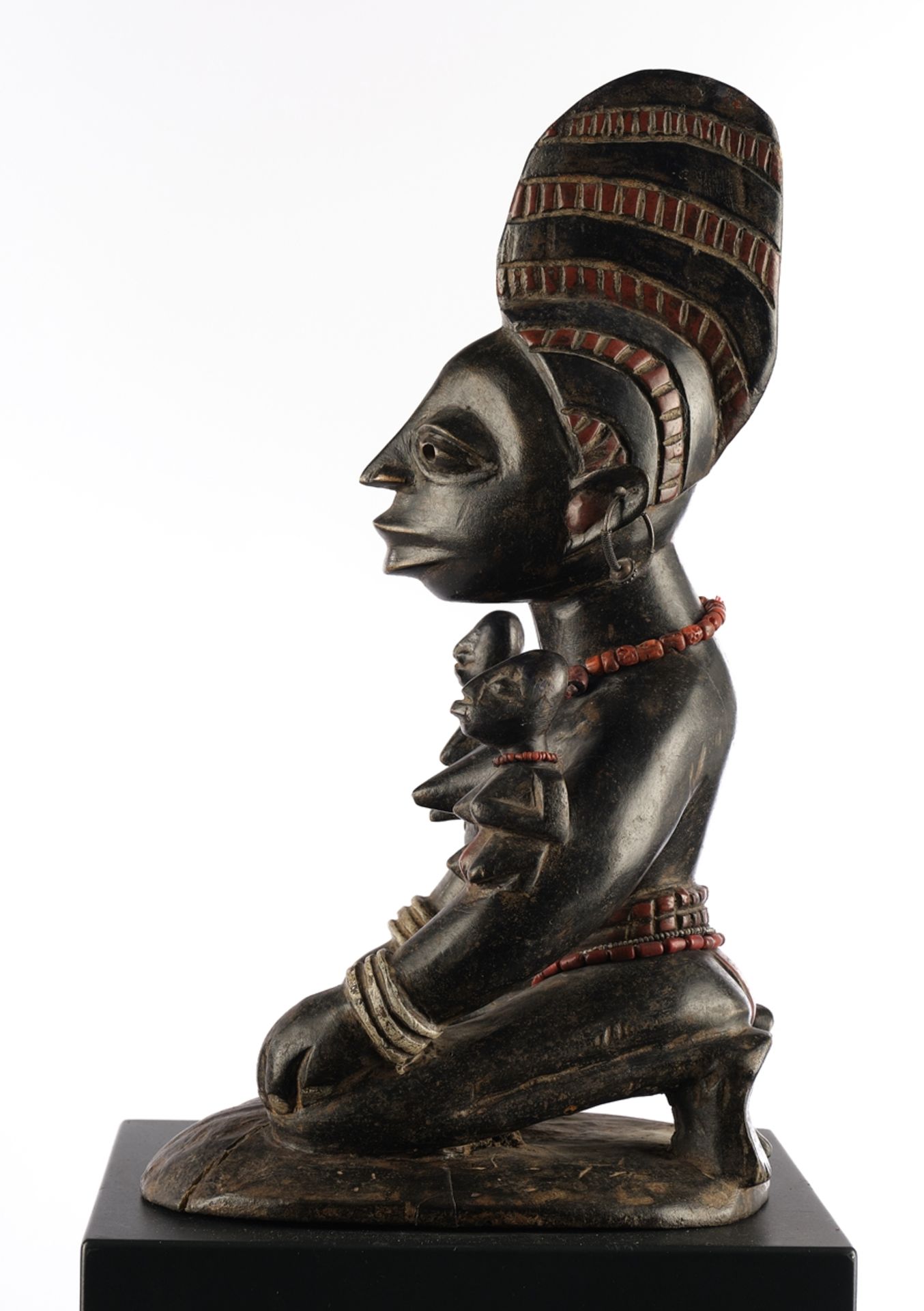 Figur, weiblich, Yoruba, Nigeria, Afrika, Holz, dunkel patiniert, Mutterfigur kniend mit zwei Kinde - Bild 4 aus 4