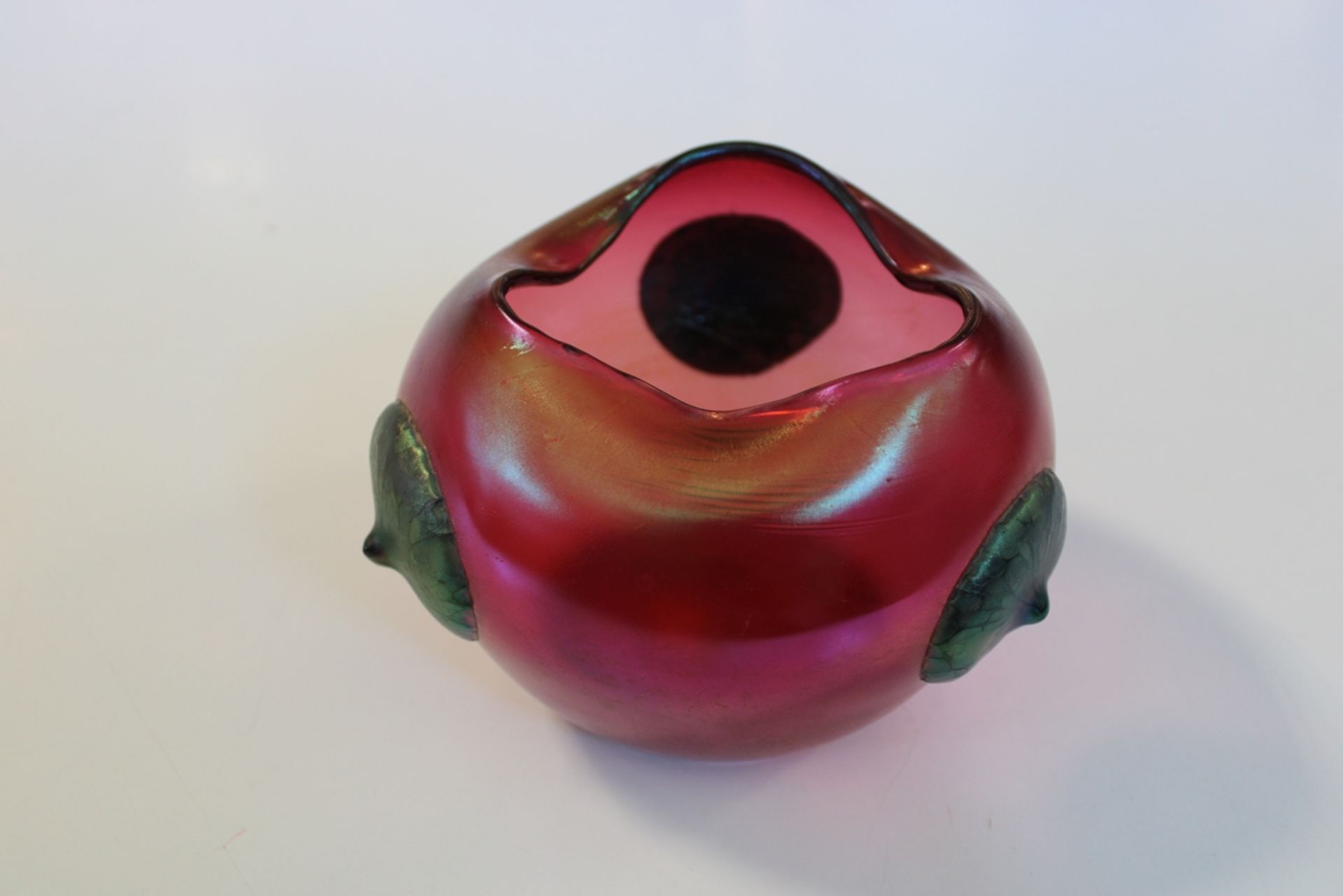 Vase, Jugendstil, wohl Loetz Klostermühle, farbloses Glas, rubinrosa hinterfangen, Wandung mit drei - Bild 2 aus 2