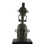 Glocke, "Kopf", Benin, Afrika, Bronze, dunkel patiniert, mit figürlichem Aufsatz und Bandgriff, 50