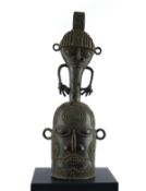 Glocke, "Kopf", Benin, Afrika, Bronze, dunkel patiniert, mit figürlichem Aufsatz und Bandgriff, 50 