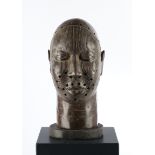 Bronzekopf eines Oni, Ife, Benin, Ghana, Afrika, dunkelbraun patiniert, Gesicht mit markanten Rille
