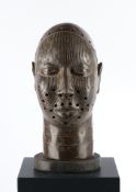 Bronzekopf eines Oni, Ife, Benin, Ghana, Afrika, dunkelbraun patiniert, Gesicht mit markanten Rille