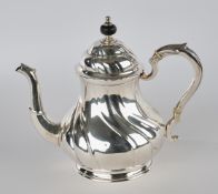 Teekanne, Silber 800, deutsch, gebauchte Form mit gedrehten Zügen auf Standring, Röhrenausguss, Hen