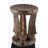 Holzhocker, Kota, Gabun, Afrika, mit Lederhaut bezogene Sitzfläche mit Nagelköpfen, auf Standring d
