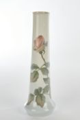 Vase, "Rote Rose", Royal Kopenhagen, Modellnummer 219/185, polychrom, schlanke Form, 35.5 cm hoch